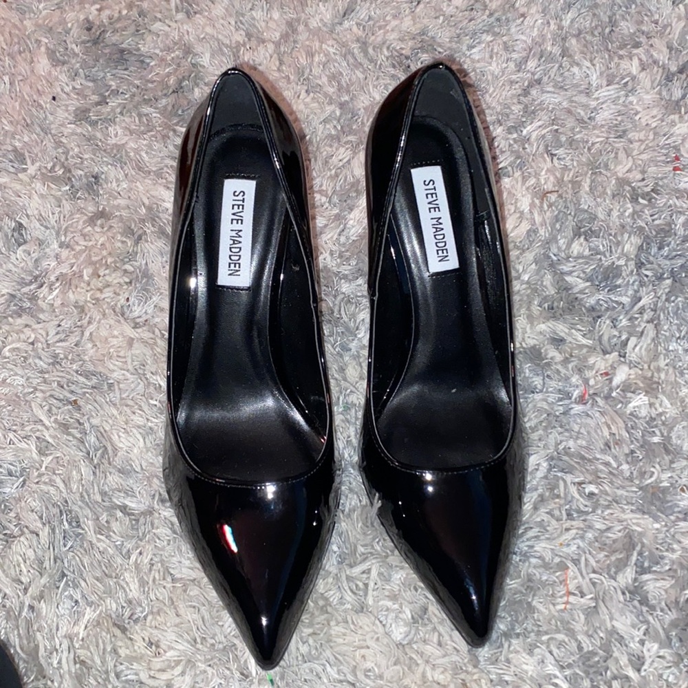 Steve Madden shines black stiletto pointed heal